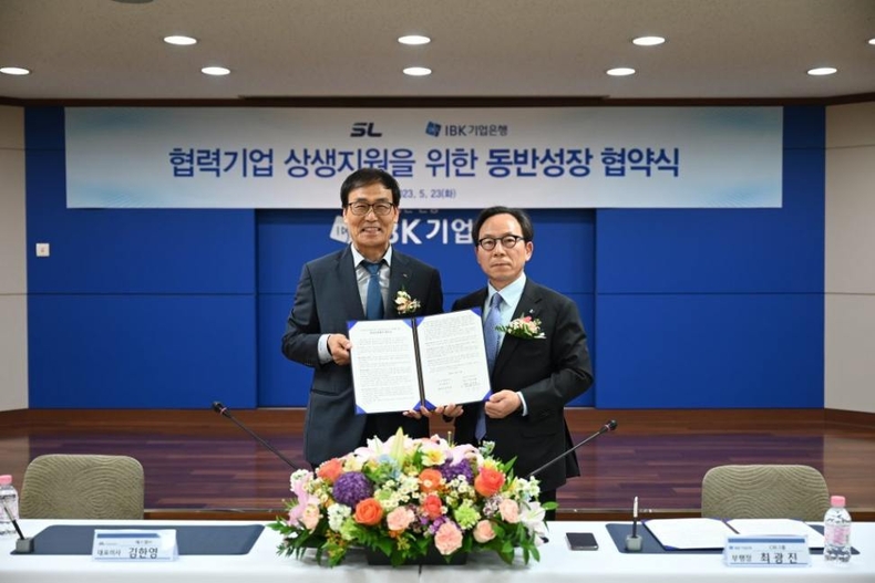 IBK기업은행-에스엘 업무협약식 ⓒ타임즈<br>
<사진은 23일 기업은행 대구․경북동부 지역본부에서 열린 ‘IBK기업은행-에스엘, 협력기업 상생지원을 위한 동반성장 협약식’에서 최광진 IBK기업은행 CIB그룹 부행장(오른쪽)과 김한영 에스엘 대표이사(왼쪽)가 협약식을 마치고 기념촬영을 하고 있는 모습>