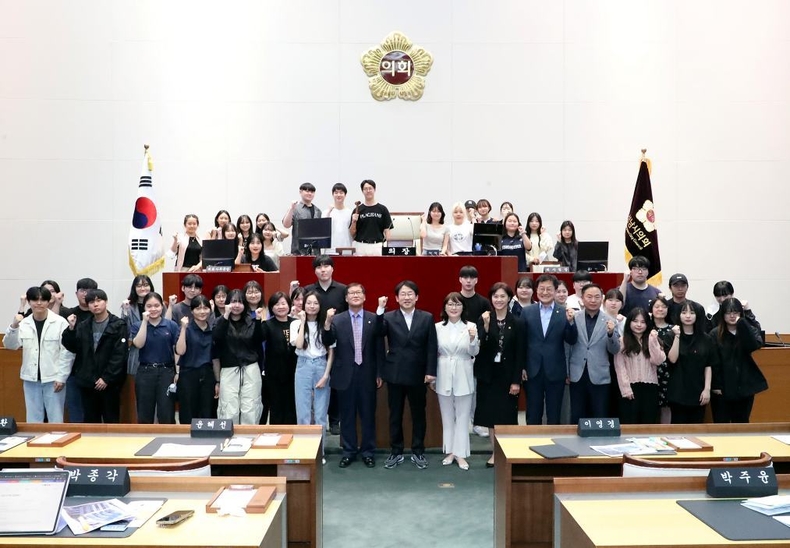 성남시의회 박광순 의장은 25일 오후 성남시의회 본회의장에서 가천대학교 행정학과 4학년 ‘지방자치세미나’ 수강생 63명을 대상으로 ‘주민자치의 이상과 현실’을 주제로 특강을 진행. (보도사진) ⓒ타임즈