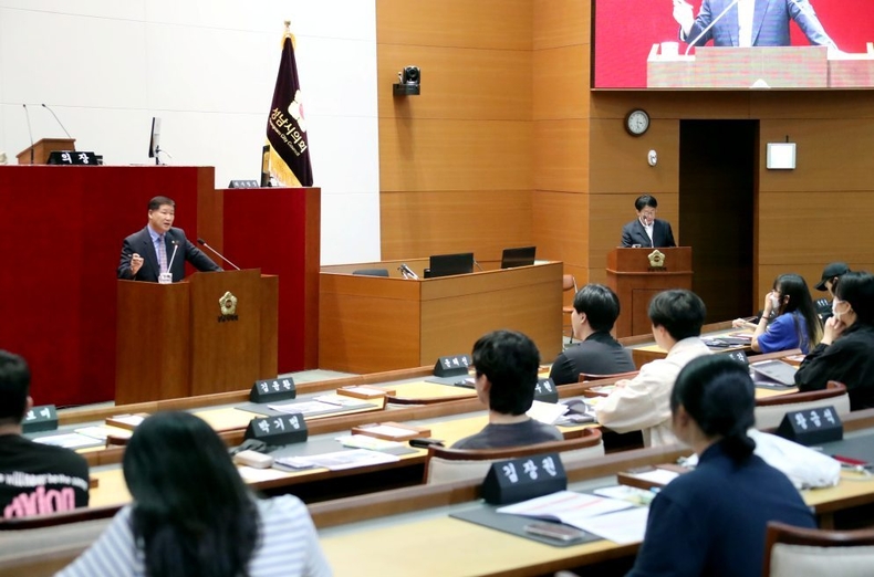 성남시의회 박광순 의장은 25일 오후 성남시의회 본회의장에서 가천대학교 행정학과 4학년 ‘지방자치세미나’ 수강생 63명을 대상으로 ‘주민자치의 이상과 현실’을 주제로 특강을 진행. (보도사진1) ⓒ타임즈