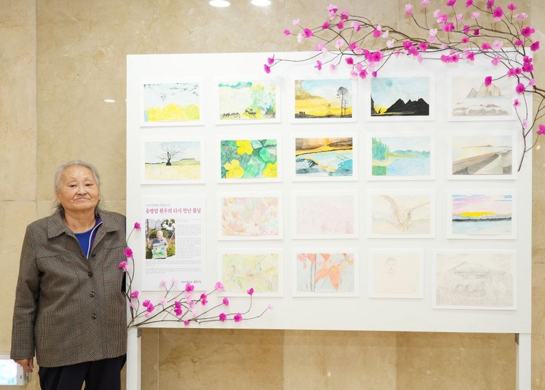 그림 전시판 앞에선 한화성 어르신 ⓒ타임즈