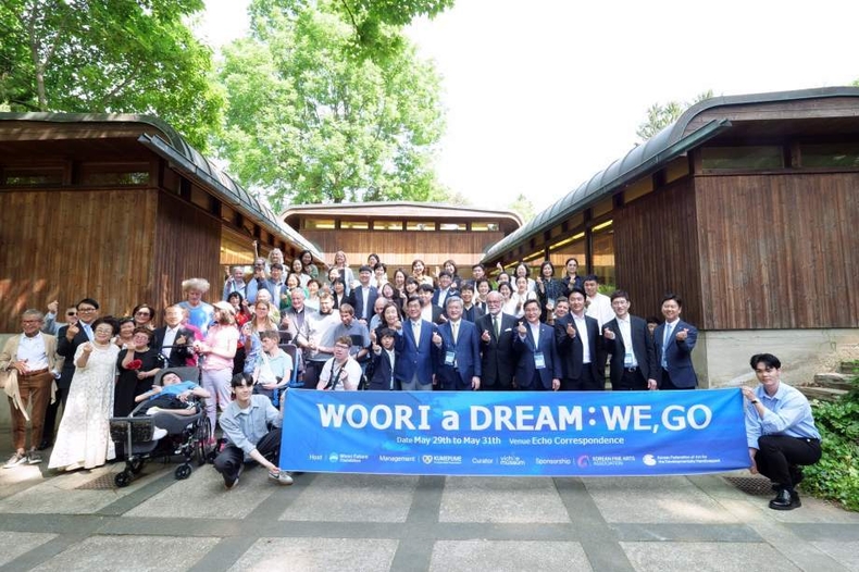 우리금융미래재단, 오스트리아에서 발달장애 미술가 해외교류전 개최_2 ⓒ타임즈<br>
■ 사진설명2 : 우리금융미래재단(이사장 임종룡)은 지난 29일 오스트리아 빈에서 2023 한-EU 발달장애 미술가 해외교류전'을 개최했다. 한국과 오스트리아 발달장애 미술가 15명과 관계자들이 기념촬영을 하고 있다.