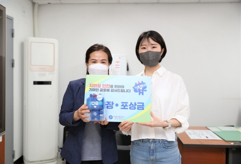 서울교통공사가 선정한 지하철 의인 유미현 간호사(오른쪽)가 지난 26일 종로5가역에서 감사장과 포상금을 받은 뒤 기념촬영을 하고 있다 ⓒ타임즈