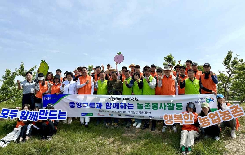 중앙그룹과 함께 경기 이천시 모가면 복숭아 농가를 찾아「국민과 함께하는 농촌봉사활동」을 실시하며 농번기로 바쁜 농촌에 일손을 보탰다. ⓒ타임즈