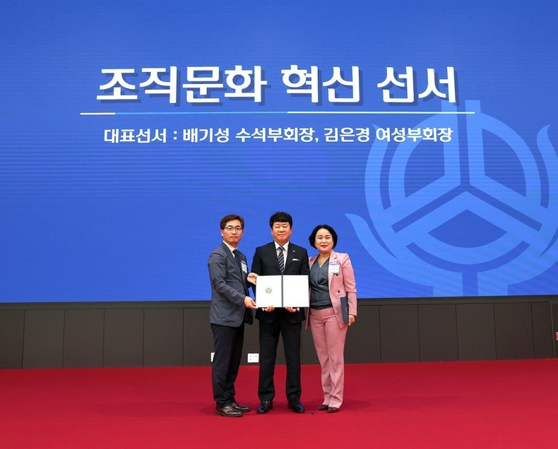 사진 1. (왼쪽부터) 전국실무책임자협의회 배기성 수석부회장(제천북부신협 배기성 전무), 신협중앙회 김윤식 회장, 전국실무책임자협의회 김은경 여성부회장(서원주신협 김은경 전무) ⓒ타임즈