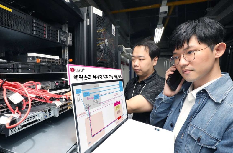 LG U+, 에릭슨엘지와 AI·QoS 기술 더한 NW 개발 협력한다 ⓒ타임즈<br>
■ 사진설명 : LG유플러스가 통신장비 제조업체인 에릭슨엘지와 손잡고 네트워크에 AI·QoS 등 기능을 더한 차세대 코어 기술을 시연하고, 향후 미래 네트워크 기술 개발에 협업하기로 했다고 1일 밝혔다. 사진은 LG유플러스 임직원들이 API 형태로 구성한 5G 네트워크를 활용해 시연하는 모습.