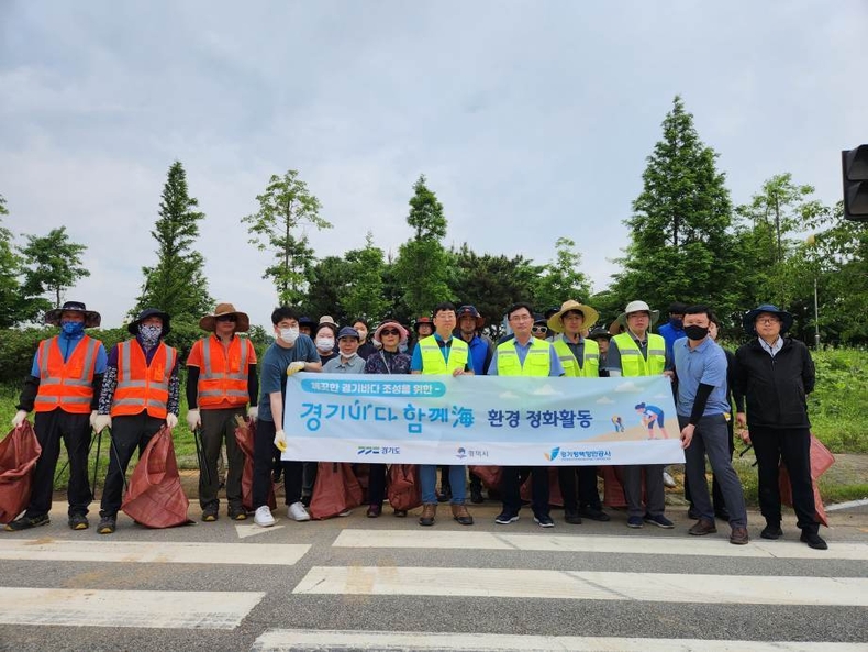 경기평택항만공사는 경기도, 평택시, 평택지방해양수산청 등 유관기관과 1일 평택항 항만배후단지 내에서 환경정화활동을 실시 ⓒ타임즈