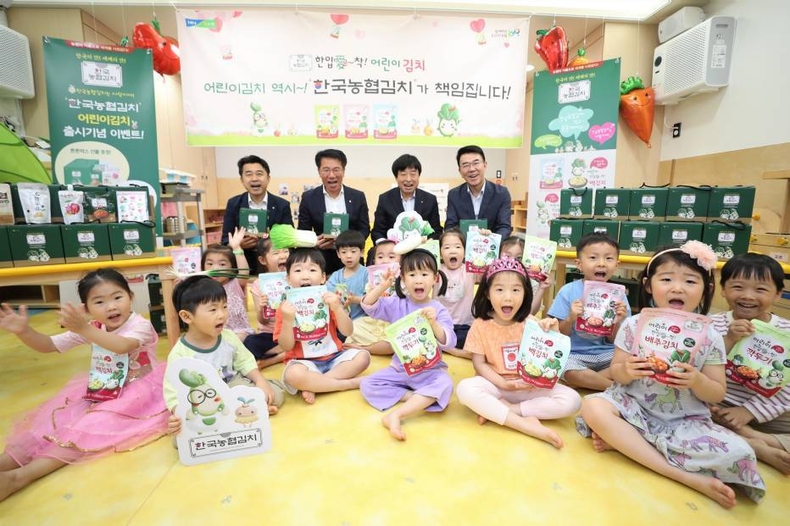 농협중앙회 어린이집에서 한국농협김치 어린이김치 출시를 기념해 특별시식과 나눔행사를 실시했다. ⓒ타임즈