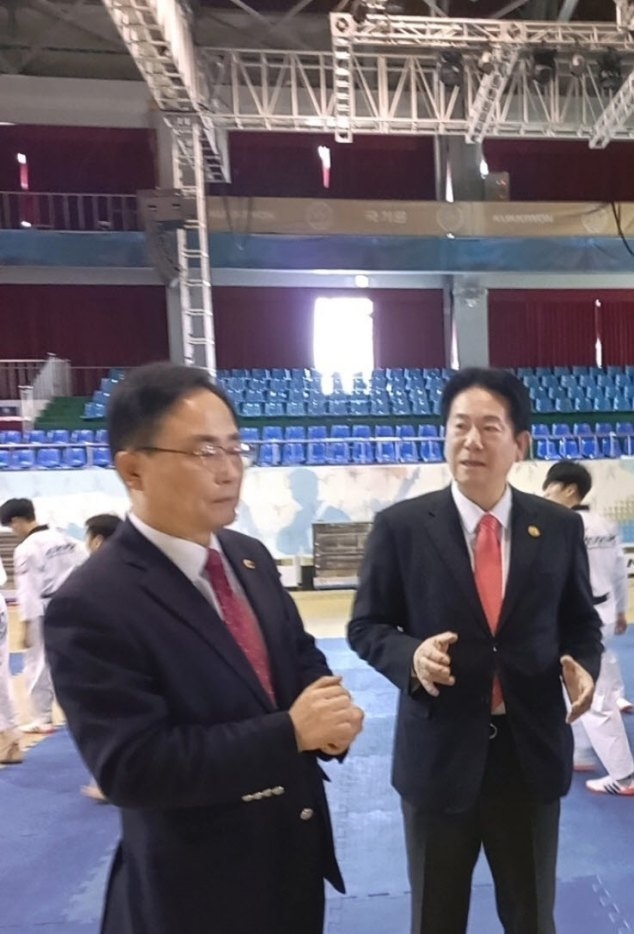 국기원 노후시설을 방문하여 점검 중인김형재 시의원(왼쪽).이동섭 국기원장(오른쪽) ⓒ타임즈