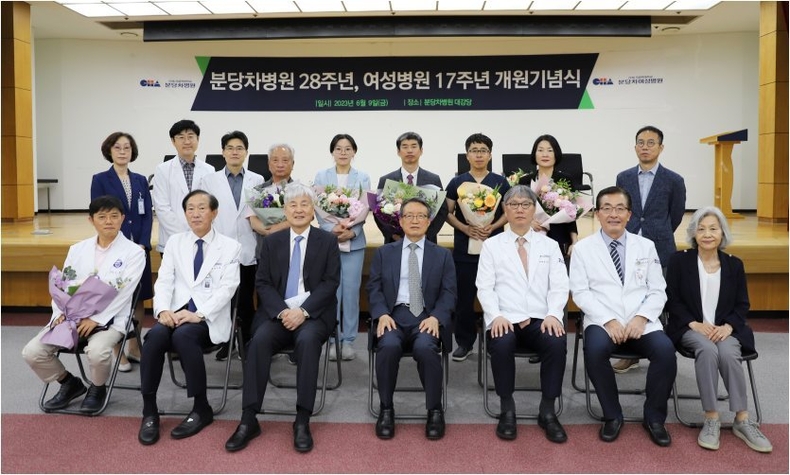 분당 차병원 개원 28주년 기념식 사진. ⓒ타임즈<br>
9일 열린 분당 차병원 개원 28주년 기념식에서 (앞줄 왼쪽 두번째부터)윤도흠 차병원 의료원장, 김한중 학교 법인 이사장, 김춘복 성광의료재단 이사장, 윤상욱 분당 차병원장, 김영탁 분당 차여성병원장, 장기근속자∙자원봉사자 표창 수상자들이 함께 기념 사진을 찍고 있다.