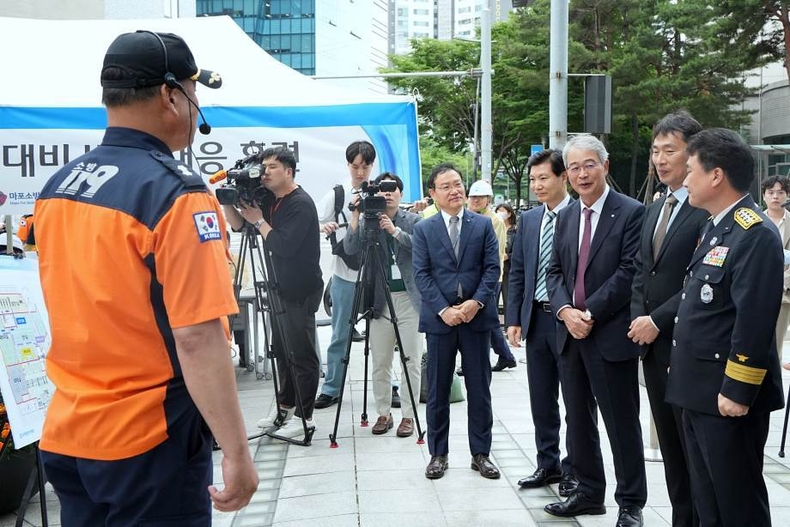 우리금융, 민관합동 소방훈련으로 전산센터 화재 대응능력 강화 ⓒ타임즈<br>
■ 사진설명 : 우리금융그룹(회장 임종룡)은 지난 12일 우리에프아이에스, 마포소방서, 한국전기안전공사와 함께 합동 소방훈련을 실시 했다. (왼쪽부터) 고정현 우리에프아이에스 대표이사, 김병칠 금융감독원 부원장보, 임종룡 우리금융그룹 회장, 이복현 금융감독원장, 남화영 소방청장이 합동소방훈련에 참여하고 있다.
