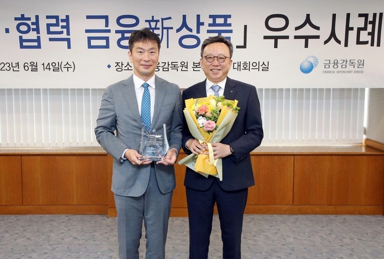 (보도자료이미지1) 신한은행, 금융감독원 상생협력 우수사례 선정 및 수상 ⓒ타임즈<br>
사진설명1)서울시 영등포구에 위치한 금융감독원에서 진행된 ‘제1회 상생·협력 금융 新상품 우수사례 시상식에서 정상혁 신한은행장(오른쪽)과 이복현 금융감독원장이 기념촬영 하는 모습