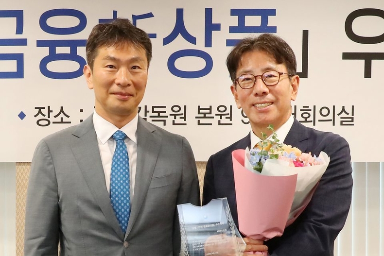 (보도사진1) KB국민희망대출, 제1회 「상생·협력 금융新상품」우수사례 선정 ⓒ타임즈<br>
사진설명1 : 14일 오전 서울 여의도에 위치한 금융감독원 대회의실에서 진행된 '상생·협력 금융 신상품' 우수사례 시상식에서 이복현 금융감독원장(좌측)과 이재근 KB국민은행장(우측)이 기념사진을 촬영하고 있다.