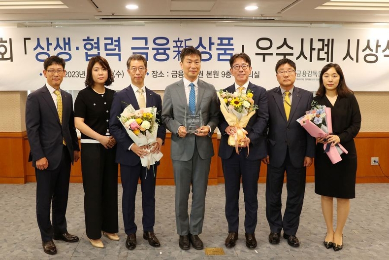 (보도사진2) KB국민희망대출, 제1회 「상생·협력 금융新상품」우수사례 선정 ⓒ타임즈<br>
사진설명2 : 14일 오전 서울 여의도에 위치한 금융감독원 대회의실에서 진행된 '상생·협력 금융 신상품' 우수사례 시상식에서 이복현 금융감독원장(좌측 4번째)과 이재근 KB국민은행장(좌측 5번째)이 KB국민은행 임직원들과 함께 기념사진을 촬영하고 있다.