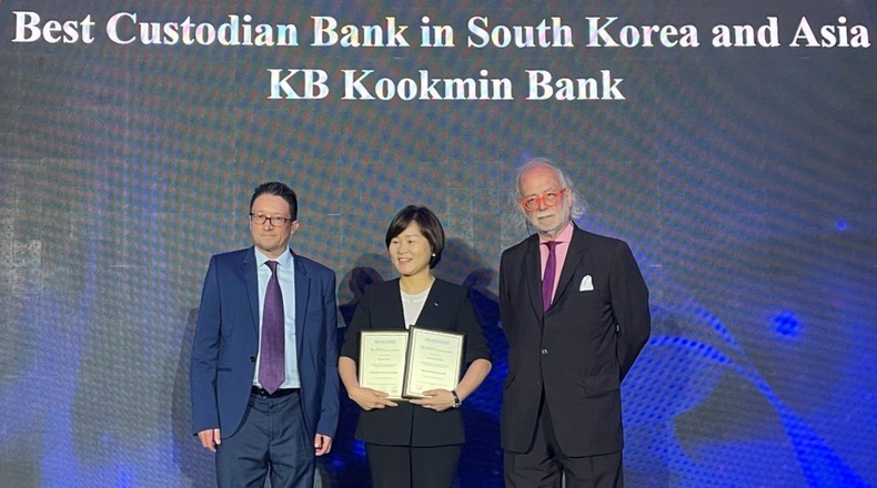 (보도사진)KB국민은행, 아시안뱅커지 선정『아시아·대한민국 최우수 수탁은행』수상 ⓒ타임즈<br>
사진설명) 지난 14일 태국 방콕에서 아시안뱅커지가 주관한 '더 아시안 뱅커 파이낸셜 마켓 어워즈 2023' 에서 김옥자 KB국민은행 수탁사업부장(좌측 두번째)과 아시안뱅커지 관계자들이 기념촬영을 하고 있다.