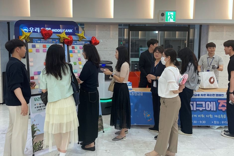 우리종합금융과 우리신용정보, 우리금융 그룹사 2곳 기부 릴레이_1 ⓒ타임즈<br>
■ 사진설명1 : 우리종합금융은 지난 9일 우리금융디지털타워에서 임직원들이 사용하지 않는 물품을 ‘아름다운가게’에 기부하는 자원 재순환 캠페인 행사를 가졌다.