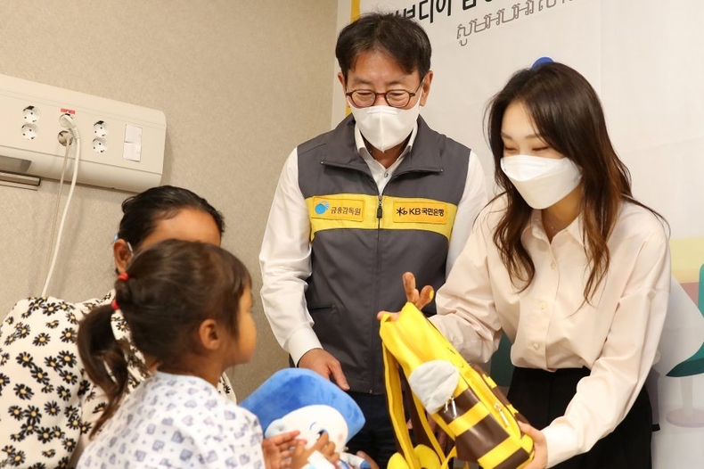 (보도사진2) KB국민은행, 금융감독원과 캄보디아 심장병 어린이 의료 지원 ⓒ타임즈<br>
사진설명2) 지난 15일 부천 세종병원에서 이재근 KB국민은행장(우측 2번째)과 최민정 KB금융그룹 후원 쇼트트랙 선수(우측 1번째)가 '캄보디아 심장병 어린이 의료지원' 을 통해 수술을 마친 아이들에게 선물을 전달하고 있다.