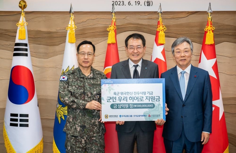우리금융미래재단, 나라를 위해 헌신한 군인에게 지원금 전달_2 ⓒ타임즈<br>
■사진설명 : 우리금융그룹(회장 임종룡)은 지난 19일 호국보훈의 달을 맞이해 ‘군인 우리(Woori) 히어로’ 지원금 전달식을 가졌다. (왼쪽부터) 박정환 육군참모총장, 장광익 우리금융지주 부사장, 성우종 충남사회복지공동모금회 회장이 기념촬영을 하고 있다.