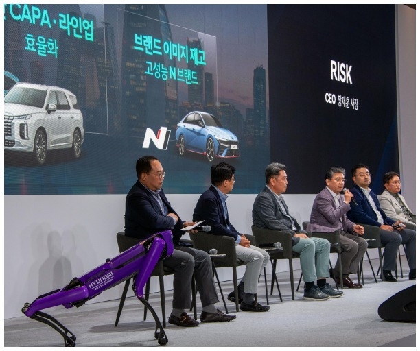 (사진7) 20일 '2023 CEO 인베스터 데이'에서 (왼쪽부터) 현대차 윤태식 IR팀장, 구자용 IR담당 전무, 서강현 기획재경본부장 부사장, 장재훈 CEO 사장, 김흥수 GSO 담당 부사장, 김창환 배터리개발센터장 전무가 질의응답하고 있다