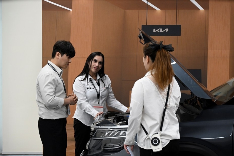 (사진자료2)기아 전세계 서비스상담원 경진대회 개최 ⓒ타임즈<br>
<사진설명> 기아, ‘2023 전세계 서비스 상담원 경진대회’ 개최<br>
기아는 6월 20일(화)부터 22일(목)까지 2박 3일간 기아 오산 정비 교육센터(경기도 용인시 처인구 소재)에서 ‘2023 전세계 서비스 상담원 경진대회’를 마쳤다고 23일(금) 밝혔다.