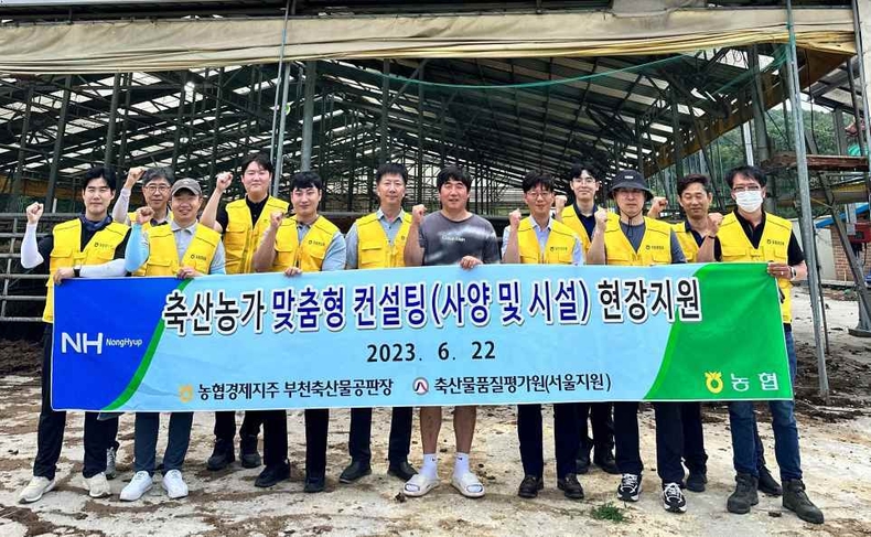 축산물품질평가원과 함께 인천광역시 강화군 길상면 소재 농가를 방문하여 축산농가 컨설팅 현장지원 및 일손돕기를 실시했다고 밝혔다. ⓒ타임즈