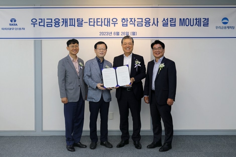우리금융캐피탈, 타타대우상용차와 할부금융사 설립 위한 MOU체결 ⓒ타임즈<br>
■사진설명 : 우리금융캐피탈(대표이사 조병규)은 지난 26일 타타대우상용차, 타타대우상용차판매와 함께 군산공장에서 JV설립을 위한 MOU를 체결했다. (왼쪽부터) 우리금융캐피탈 정연기 대표이사 내정자, 조병규 대표이사(우리은행장 내정자), 타타대우상용차 김방신 사장, 타타대우상용차판매 김정우 대표이사가 기념촬영을 하고 있다.