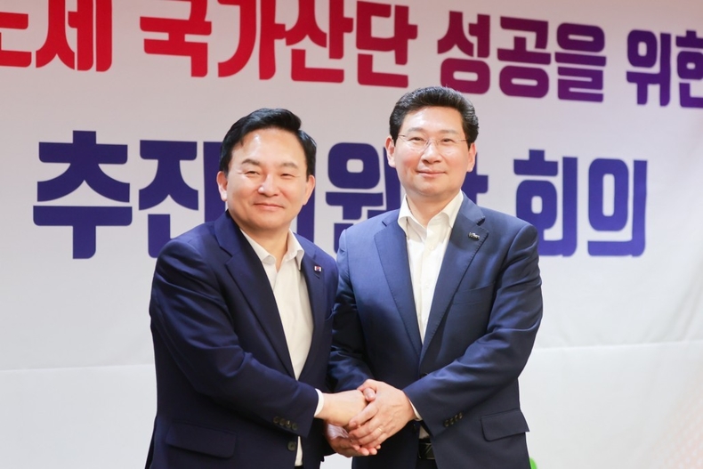 10-1. 반도체클러스터 국가산업단지 상생협력 협약식에 참석한 이상일 용인특례시장(오른쪽)과 원희룡 국토교통부장관(왼쪽) ⓒ타임즈
