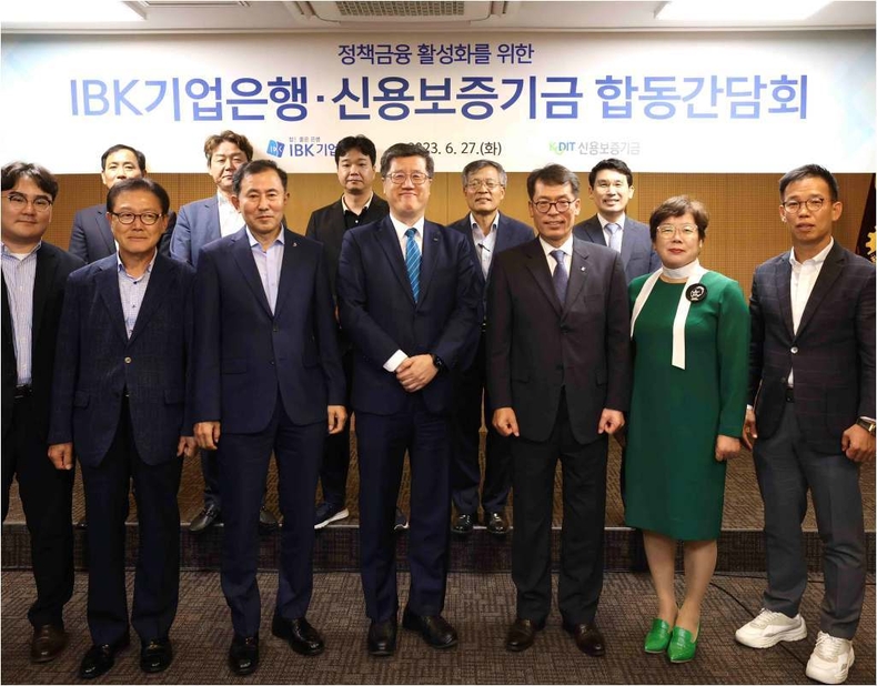 (사진) 정책금융 간담회 단체사진 ⓒ타임즈<br>
<사진은 27일 대구상공회의소에서 열린 정책금융기관 합동간담회에서 김성태 IBK기업은행장(앞줄 오른쪽에서 세 번째), 최원목 신용보증기금이사장(앞줄 오른쪽에서 네 번째) 및 중소기업 대표들이 행사를 마치고 기념촬영을 하고 있는 모습>