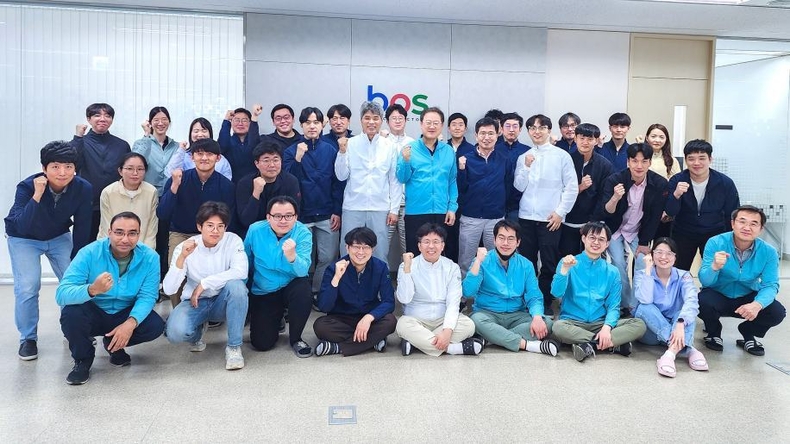 <사진설명> 현대차·기아, 차량 반도체 스타트업 보스반도체에 20억 투자<br>
현대차·기아가 차량용 반도체를 개발하는 스타트업 보스반도체에 20억원 규모의 후속 투자를 실시했다고 28일(수) 밝혔다.<br>
(사진1) 판교 실리콘파크에 위치한 보스반도체 사무실에서 임직원들이 사진 촬영하는 모습. 박재홍 대표(두 번째 줄 오른쪽 여섯 번째 하늘색 상의), 장연호 최고운영책임자(두 번째 줄 오른쪽 일곱 번째 하얀색 상의), 임경묵 최고기술책임자(두 번째 줄 오른쪽 다섯 번째 남색 상의) ⓒ타임즈