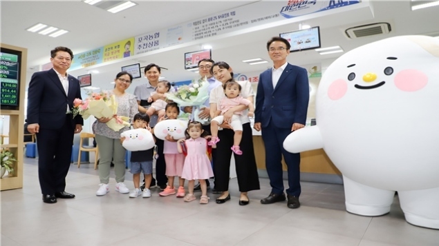 저출생 문제해결을 위한 사회공헌상품 「무럭무럭아이적금」 출시행사에서 상품에 가입한 다문화 · 다자녀가족과 기념촬영을 하고 있다. ⓒ타임즈
