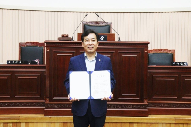 권봉수 의장은 6월 29일 한국프레스센터에서 열린 제20회 지역 신문의 날 기념식에서 기초의원 부문 의정대상을 수상했다. ⓒ타임즈