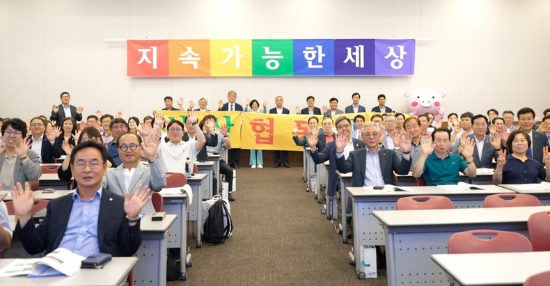사진1. 1일(토) 제101회 세계 협동조합의 날 기념 공동포럼에 전국 신협 임직원 70여명을 포함해 140 여명이 참석했다. ⓒ타임즈<br>
■ 사진 설명 : 사진1. 1일(토) 제101회 세계 협동조합의 날 기념 공동포럼에 전국 신협 임직원 70여명을 포함해 140 여명이 참석했다.