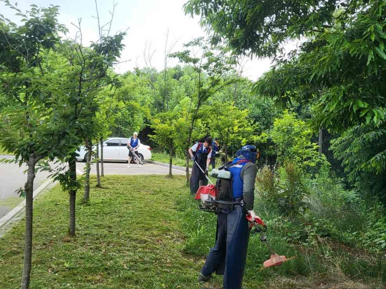(보도사진)노사합동 장애인 거주시설 주변환경 정화활동 실시1 ⓒ타임즈