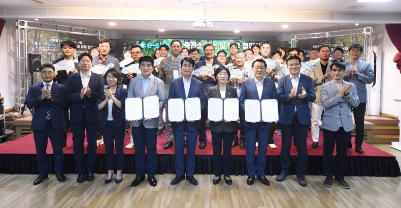 사진1) 현대차그룹, 환경부 등과 지역사회 친환경차 저변 확대 및 사회복지기관 지원 위한 협력 강화 ⓒ타임즈<br>
사진1) (앞줄 왼쪽 네 번째부터) 사회복지공동모금회 황인식 사무총장, 현대차그룹 김동욱 부사장, 환경부 한화진 장관, 월드비전 조명환 회장 등이 기념 촬영을 하는 모습