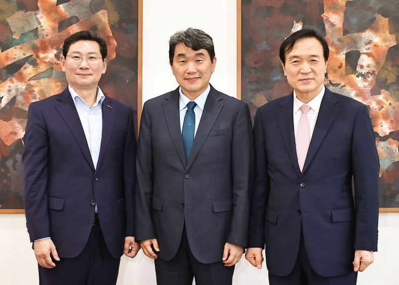 이상일 시장과 임태희 교육감은 5일 용인대학교를 방문한 이주호 사회부총리 겸 교육부장관에게 용인 반도체마이스터고 신설 필요성을 강조하며 교육부의 관심과 지원을 요청했다. ⓒ타임즈