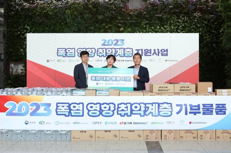 우리은행, 취약계층 여름나기 물품 지원 실시 ⓒ타임즈<br>
■ 사진설명 : 우리은행(은행장 조병규)은 환경부, 한국기후 ·환경네트워크 등 정부, 시민단체, 기업이 함께하는 폭염대응 물품 전달식을 가졌다. 전달식 이후 임상준 환경부 차관(좌), 김동희 우리은행 충청북부영업본부장(가운데), 이우균 한국기후 ·환경네트워크 상임대표(우)가 기념사진을 촬영하고 있다.