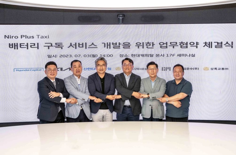 (사진1) 기아, 전기차 배터리 구독 서비스 실증을 위한 MOU 체결 ⓒ타임즈<br>
사진1) (사진 왼쪽부터) 신한EZ손해보험 경영지원그룹장 구교영 전무, 한미산업운수 오광원 대표이사, 기아 국내eBiz솔루션실장 윤승규 상무, 현대캐피탈 Auto법인사업실 김병진 실장, 서울특별시택시운송사업조합 김동완 이사장, 상록교통 김창운 대표이사