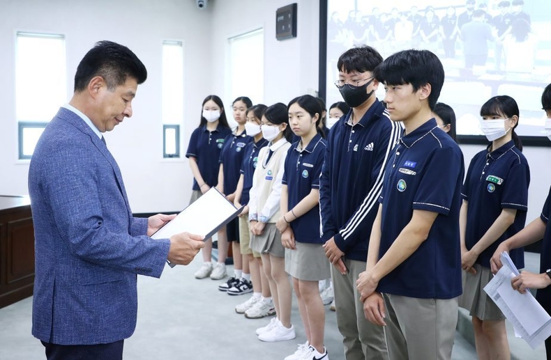 송파구의회(의장 박경래)는 송파구의회 4층 본회의장에서 송례중학교 학생 15명을 대상으로 청소년의회체험교실을 개최하였다. ⓒ타임즈
