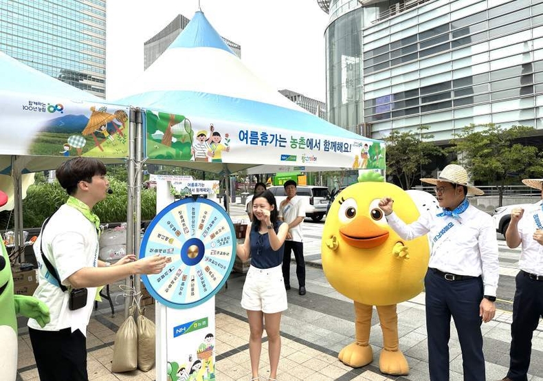 농협중앙회(회장 이성희)는 서울 중구‘청계광장’에서「여름휴가는 농촌에서 함께해요!」캠페인을 전개했다. ⓒ타임즈