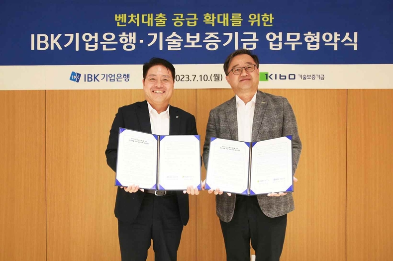IBK기업은행-기술보증기금 업무협약식 ⓒ타임즈<br>
<사진은 12일 서울 을지로 기업은행 본점에서 열린 ‘규범준수·부패방지 경영시스템 ISO(국제표준) 인증서 수여식‘에서 전병성 IBK기업은행 준법감시인(왼쪽)과 황은주 한국경영인증원 대표이사(오른쪽)가 수여식을 마치고 기념촬영을 하고 있는 모습>