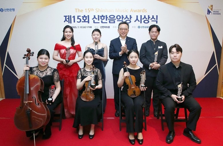 지난 12일 강남구 역삼동 소재 신한아트홀에서 진행된 ‘제15회 신한음악상’ 시상식에서 신한은행 정상혁 은행장(뒷줄 오른쪽 두번째)과 수상자들이 기념촬영 하는 모습 ⓒ타임즈