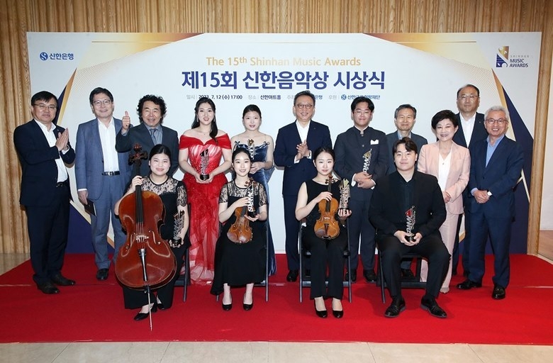  지난 12일 강남구 역삼동 소재 신한아트홀에서 진행된 ‘제15회 신한음악상’ 시상식에서 신한은행 정사혁 은행장(뒷줄 왼쪽 여섯번째), 세종문화회관 안호상 사장(뒷줄 오른쪽 첫번째)이 수상자들과 기념촬영 하는 모습 ⓒ타임즈