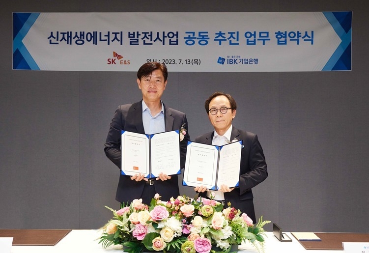 사진은 지난 13일 서울시 종로구 종로타워에서 열린 ‘IBK기업은행-SK E&S 신재생에너지 발전사업 관련 공동추진 업무 협약식‘에서 최광진 IBK기업은행 CIB그룹장(오른쪽)과 서건기 SK E&S Renewables 부문장(왼쪽)이 협약식을 마치고 기념촬영을 하고 있는 모습 ⓒ타임즈