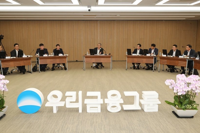 임종룡 우리금융그룹 회장(왼쪽에서 다섯번째)이 참석한 가운데 2023 하반기 그룹 경영전략워크숍에서 회의를 하고 있다. ⓒ타임즈