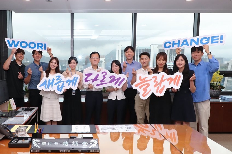 우리은행(은행장 조병규)은 18일 경영진 최고의사결정기구인 경영협의회에서 MZ세대로 구성된 이노씽크가 발표하는 시간을 가졌다. 경영협의회 종료 후 조병규 행장(왼쪽 다섯번째)이 직원들을 집무실로 초대해 자유롭게 대화를 나누고 기념촬영을 하고 있다. ⓒ타임즈