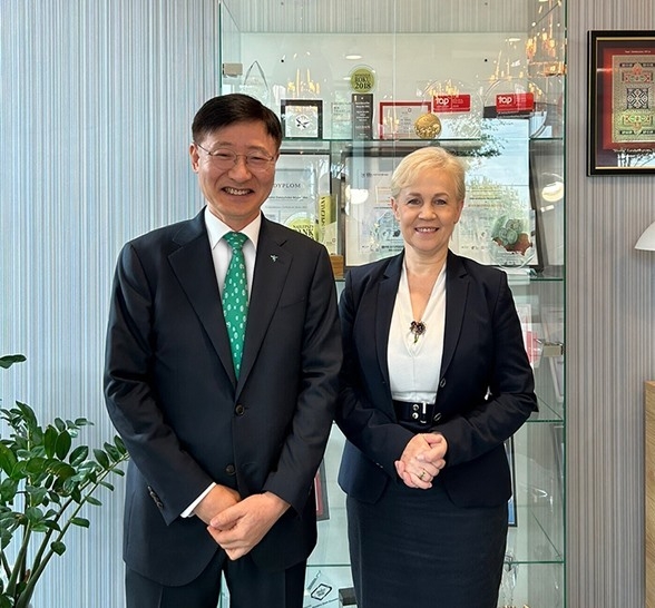 하나은행은 지난 13일(현지시간) 폴란드 바르샤바에 위치한 폴란드개발은행 본점을 방문해 폴란드개발은행(Bank Gospodarstwa Krajowego, 이하 BGK)과 다양한 글로벌 IB 사업 분야에 대한 협력 방안을 논의하는 자리를 가졌다. 이를 통해 양국 간 글로벌 금융 사업에 대한 경제협력 관계를 강화하고, 전쟁으로 어려움을 겪고 있는 우크라이나 등을 위한 동유럽 개발 및 재건 사업, 현지 생산 시설 확대 등 글로벌 IB 사업 확대에 나선다. 이승열 하나은행장(사진 왼쪽)이 비에타 다쉰스카 무시즈카(Ms. Beata Daszyńska-Muzyczka) BGK 은행장(사진 오른쪽)과 함께 미팅을 마치고 기념촬영을 하고 있다. ⓒ타임즈