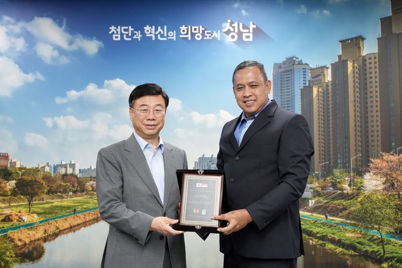인도네시아 브카시 뜨리 시장으로부터 감사패를 받고있는 신상진 성남시장(좌) ⓒ타임즈