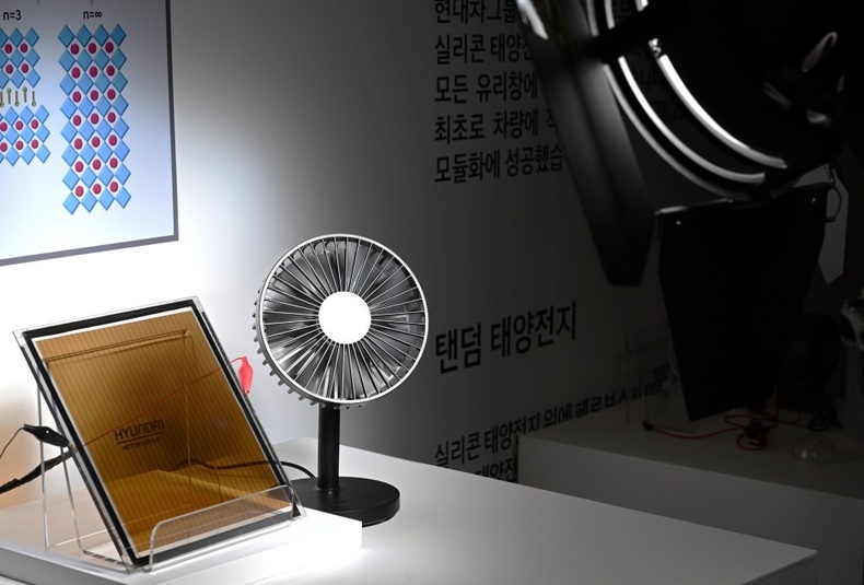 사진5) 페로브스카이트 투명 태양전지 ⓒ타임즈<br>
(사진5) 페로브스카이트 투명 태양전지로 생성된 전기를 통해 선풍기를 작동시키는 모습