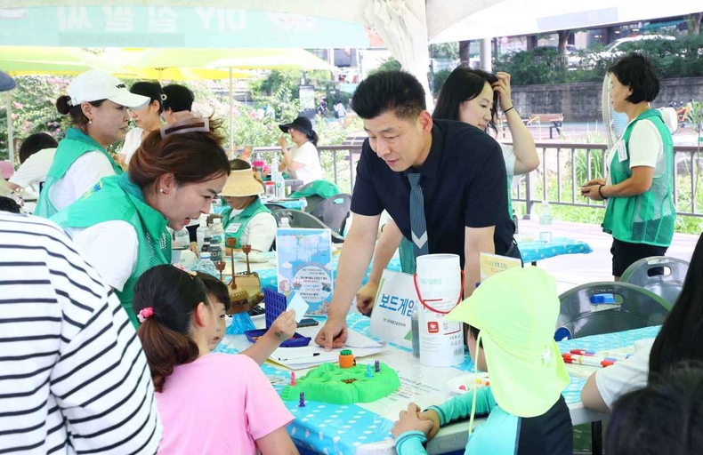 송파구의회(의장 박경래)는 성내천 물놀이장에서 열린 2023 성내천 피서지문고 '하하호호 함께 즐기는 BOOK 놀이터'에 참여했다.(1)ⓒ타임즈