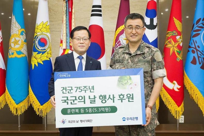 우리은행, 국군의 날 시가행진을 위한 후원물품 전달 ⓒ타임즈<br>
■사진설명 :우리은행(은행장 조병규)은 지난 25일 용산 국방부 청사에서 국군의날 시가행진을 위한 물품 전달식을 가졌다. 조병규 우리은행장(왼쪽)과 박안수 국군의날 행사기획단장이 기념촬영을 하고 있다.