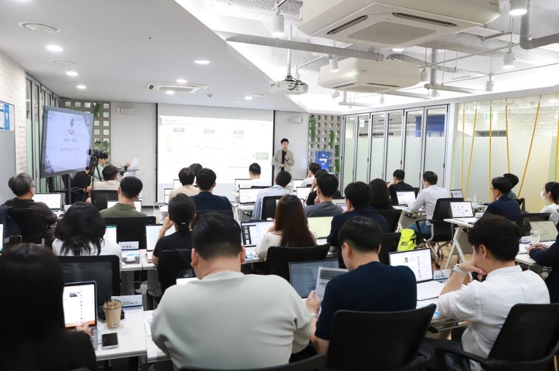 IBK창공 ’23년 하반기 육성기업 투자지원 프로그램 실시. ⓒ타임즈<br>
<사진은 지난 26일 IBK창공 구로센터에서 열린 IR행사에서 ’주식회사 나누’ 이윤노 대표가 투자를 위한 기업 설명을 진행하고 있는 모습>